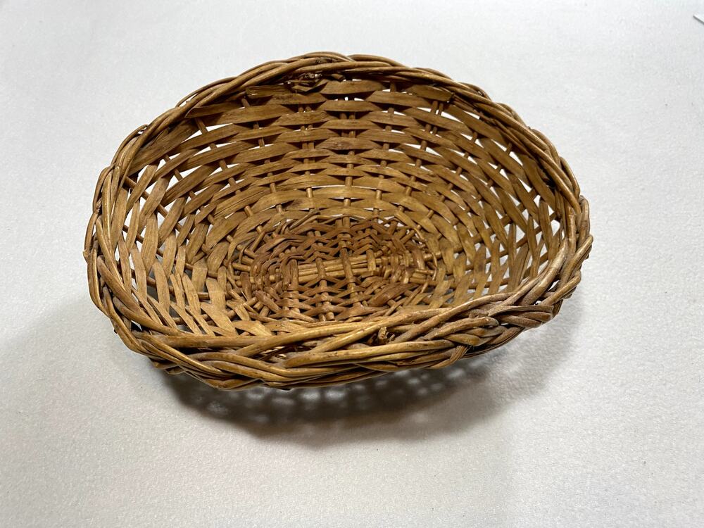 Vintage Woven Wicker Basket Round Boho Ribbed Rattan Fruit Bowl Catchall 9"x8"